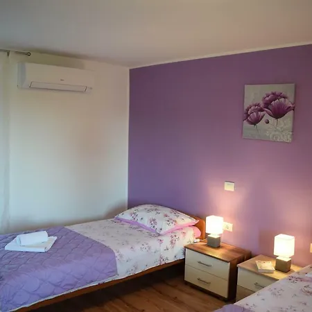 House Toni 1102 *